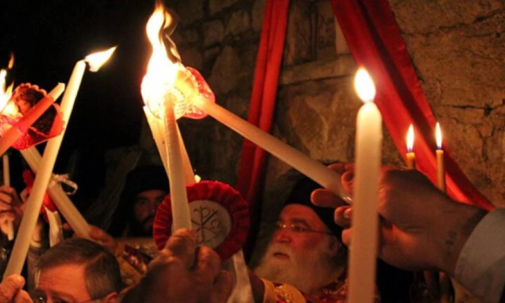 Έφτασε το Άγιο Φως στην Αθήνα – Οι πτήσεις για να μεταφερθεί σε ολόκληρη την Ελλάδα (Βίντεο)